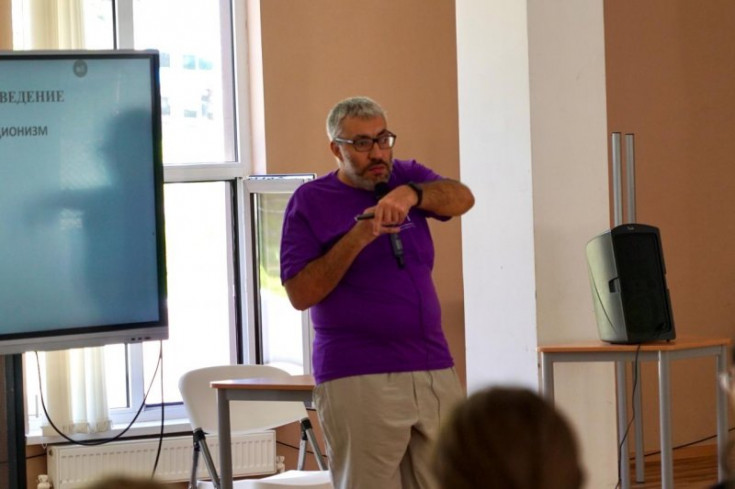 In Adygea, a scientist told schoolchildren about the phenomenon of conspicuous consumption 