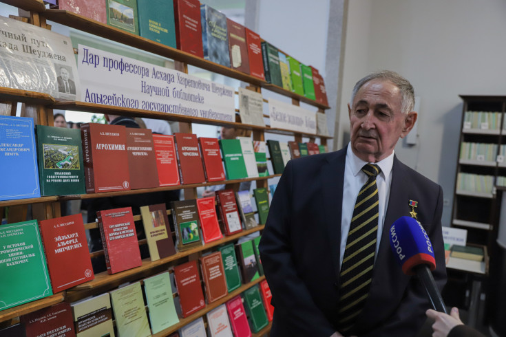 Askhat Sheudzhen, the First Academician from Adygea to the Russian Academy of Sciences, Donates 200 Books from His Personal Collection to ASU