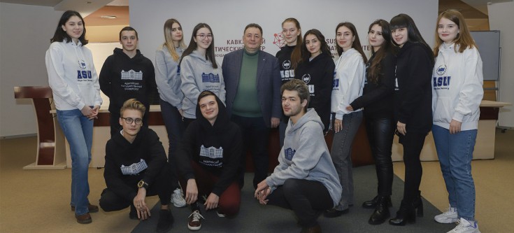 Ректор АГУ наградил лучших студентов-активистов
