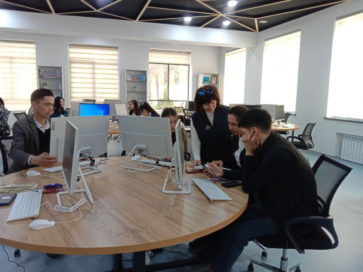 Student teams from Adyg State University and the Denau Institute of Entrepreneurship and Pedagogy (Uzbekistan) at a project session looked for ways to develop eco-consciousness